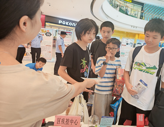 重庆市北碚区疾控中心在“国际禁毒日”开展艾滋病防治宣传活动
